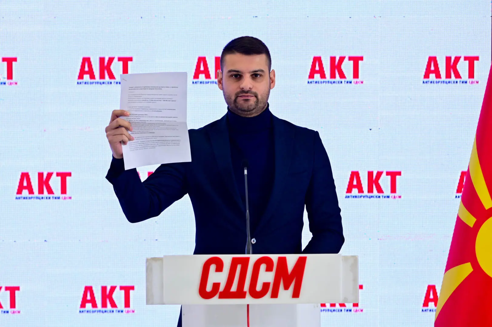 БОМБИТЕ НА СДСМ: Генсекот Димитријевиќ во Скопје чита писма за чистачки, додека лидерот Филипче лета во Дубаи кај градителот Заев