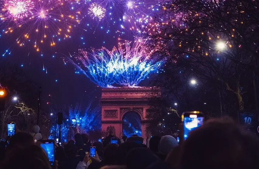 Многу градови низ светот одлучија да ги откажат или значително да ги изменат прославите за Нова Година поради безбедносни закани и ризик