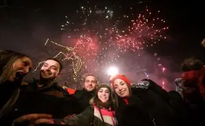 Градовите низ целиот свет ги откажуваат новогодишните прослави (ниту кај вашите соседи нема да има)