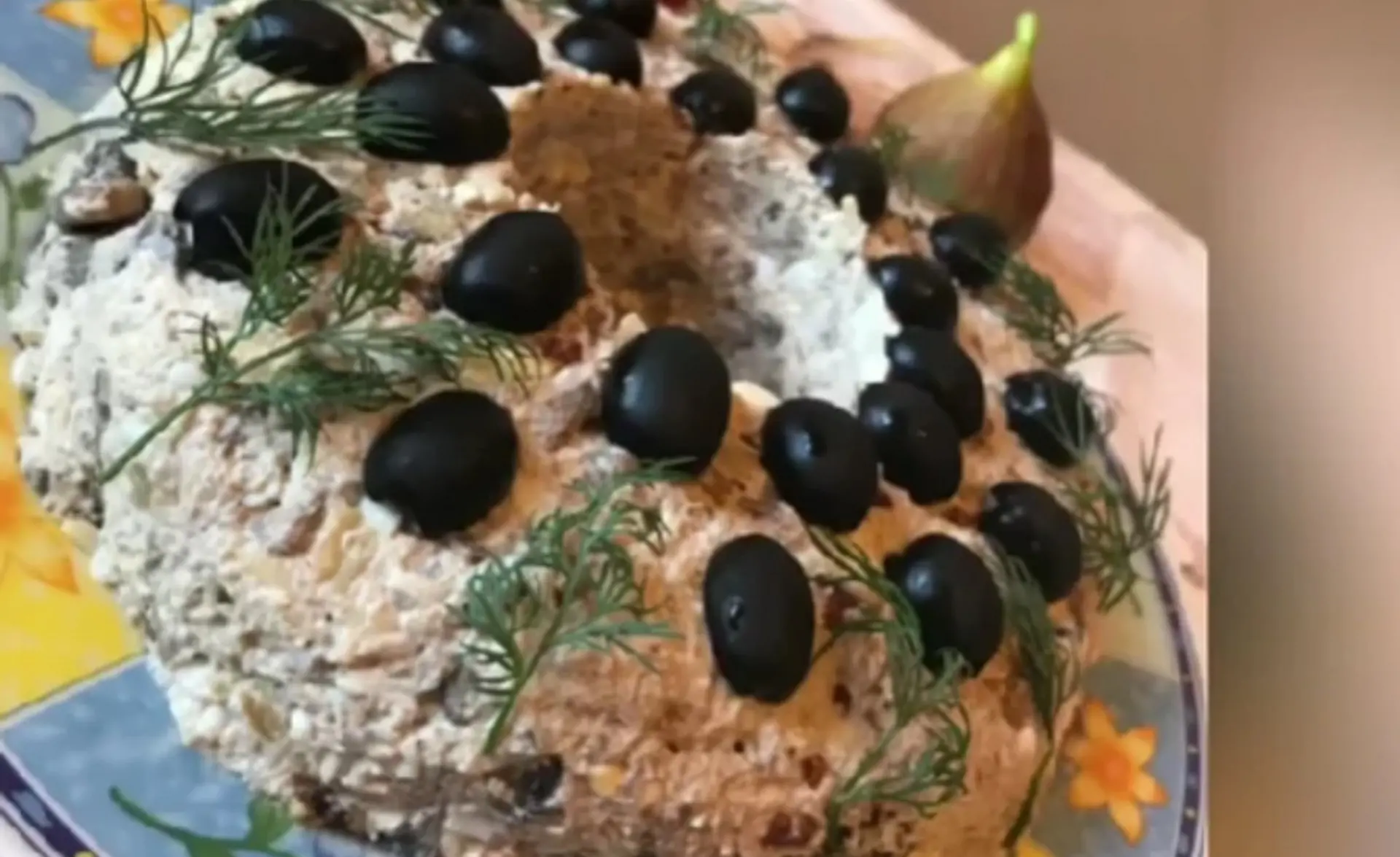 Руската и мимоза не ѝ се ни до колена на шумската пилешка салата: Вкусот е феноменален, ќе ја правите повторно и повторно