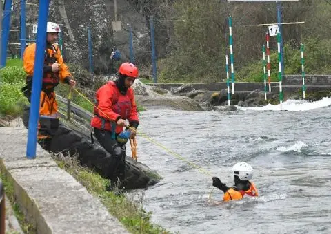 Автомобил излетал во реката Треска во близина на Матка