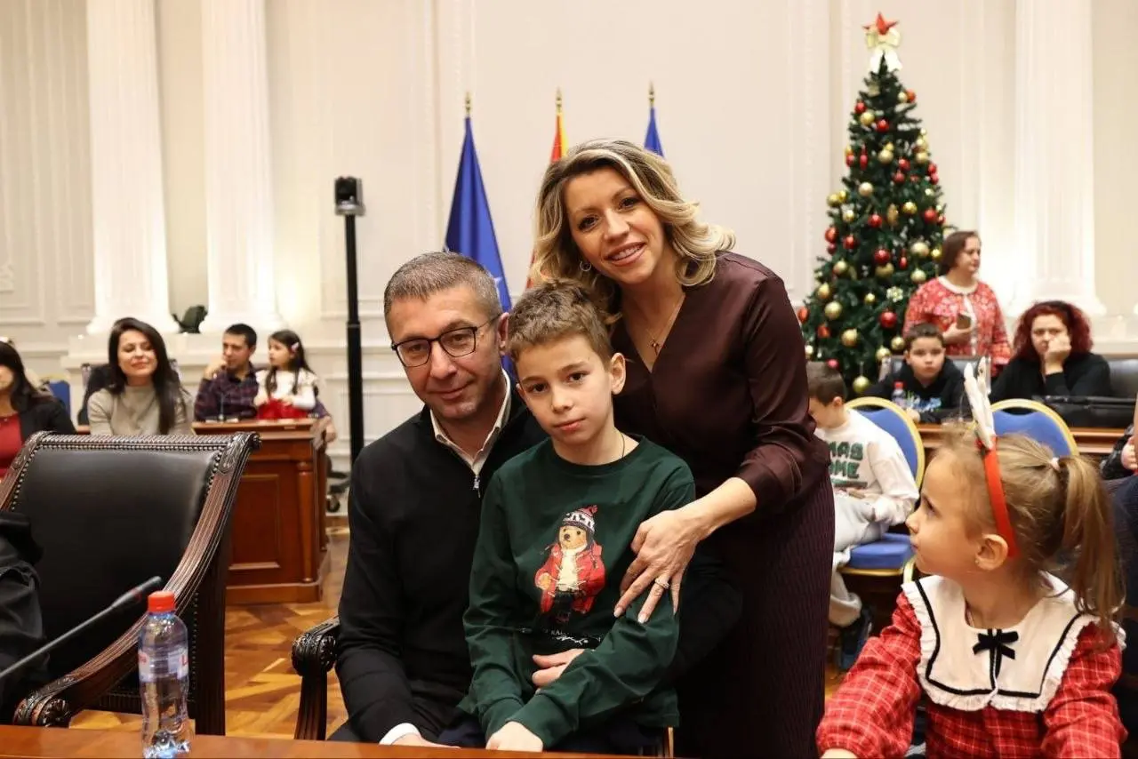 ФОТО I Најмладите ја разубавија и развеселија владата, добија и пакетчиња