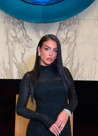 ФОТО: Тесно пред пукање, фустанот на Георгина едвај ги задржа облините на место