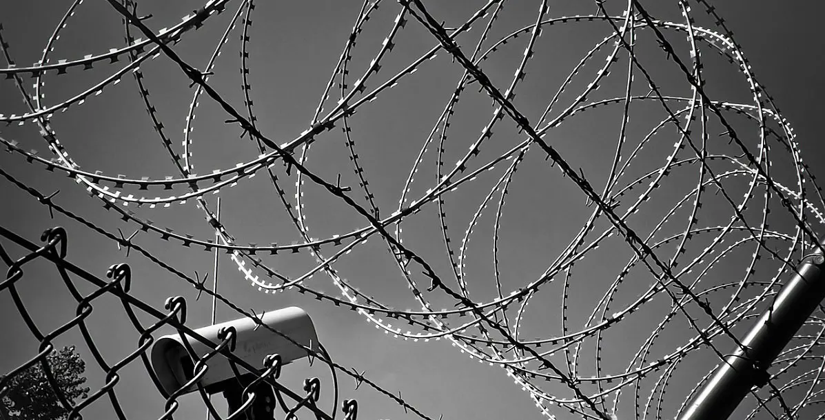 ЛЕТОНИЈА ПОДИГНА ОГРАДА ОД БОДЛИКАВА ЖИЦА НА ГРАНИЦАТА СО РУСИЈА Долга е 280 километри