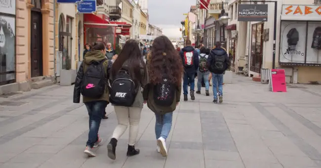 МНОЗИНСТВОТО ВО БИТОЛСКИОТ СОВЕТ НЕ ПРИФАТИ ОПШТИНАТА ДА ОДВОИ ПАРИ ЗА БЕСПЛАТНИ ВЛОШКИ ЗА СРЕДНОШКОЛКИТЕ