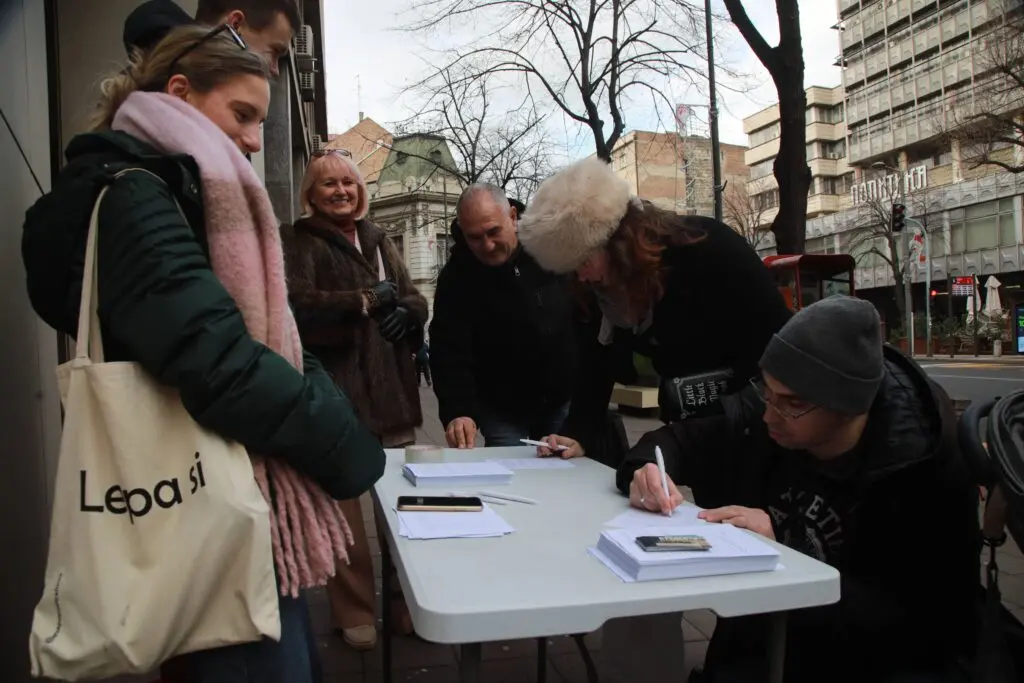 ВИДЕО: Студентите во Србија собраа речиси 400 илјади потписи во акцијата „Распиши победа“