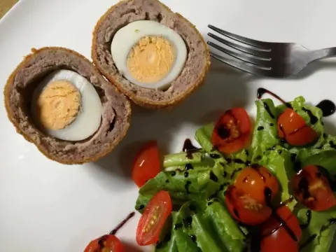 Ролат од мелено месо со јајца