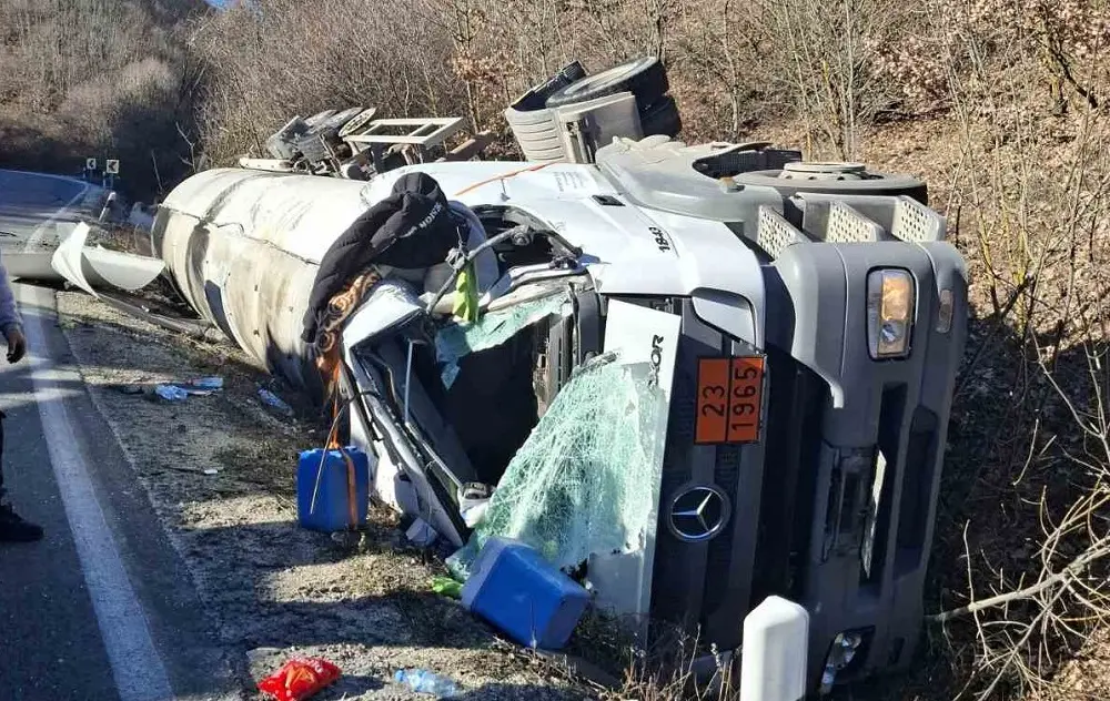 Целосен прекин на сообраќајот Струга – Ќафасан поради превртена цистерна