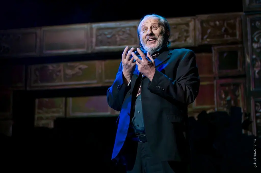 Македонскиот народен театар го прослави 80-годишниот јубилеј со сценскиот спектакл „Сонцето, колку е блиску сонцето – Made in MNT“