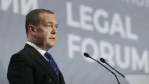 Медведев: Смртта му дише во вратот на Зеленски