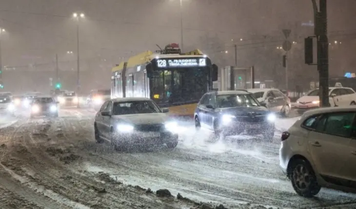 Големиот снег во Полска предизвика колони од  автомобили долги до 20 километри