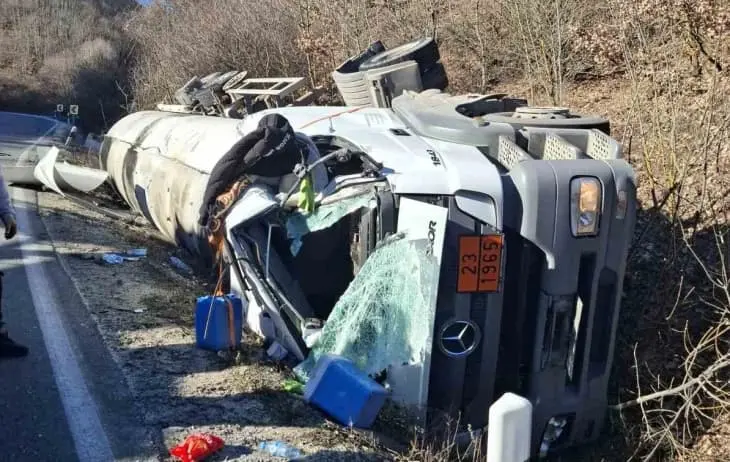 Повеќе од 24 часа во целосен прекин сообраќајот Струга – граничен премин „Ќафасан“