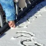 СНЕГ ГИ ИЗРАДУВА НАЈМЛАДИТЕ ВО БИТОЛА