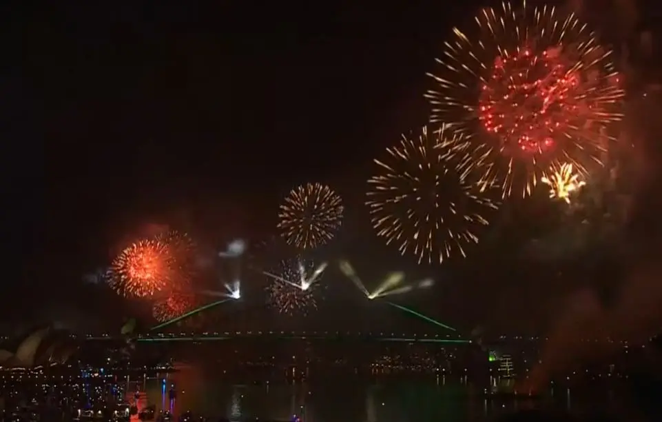 Видео: Сиднеј ја дочека Новата година со огномет и сеќавање на жртвите од плажата Бондај