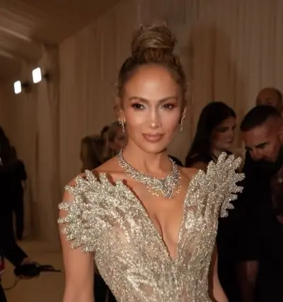 Џеј Ло им одговори на хејтерите: „И вие да имате ваков задник, ќе бевте голи“ (ВИДЕО)