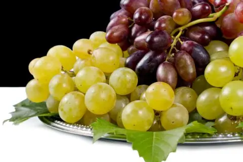Ако некој вечерва ви понуди 12 зрна грозје прифатете ги, еве какво значење имаат