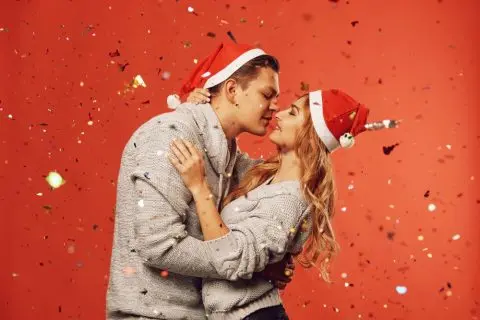 Од каде потекнува правилото дека мора со некого да се бакнете за Нова Година?