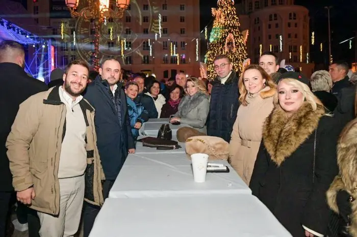 Премиерот Мицкоски и градоначалник на Скопје Ѓорѓиевски на плоштад ја дочекаа Новата година