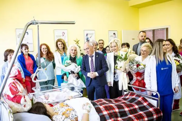 Првото женско бебе во Битола, второто машко