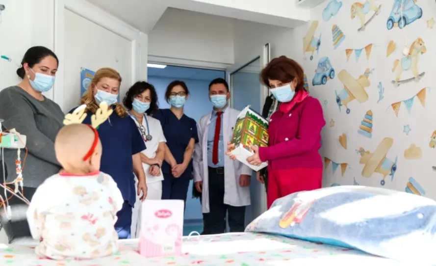Претседателката Сиљановска-Давкова делеше пакетчиња во Клиниката за детски болести