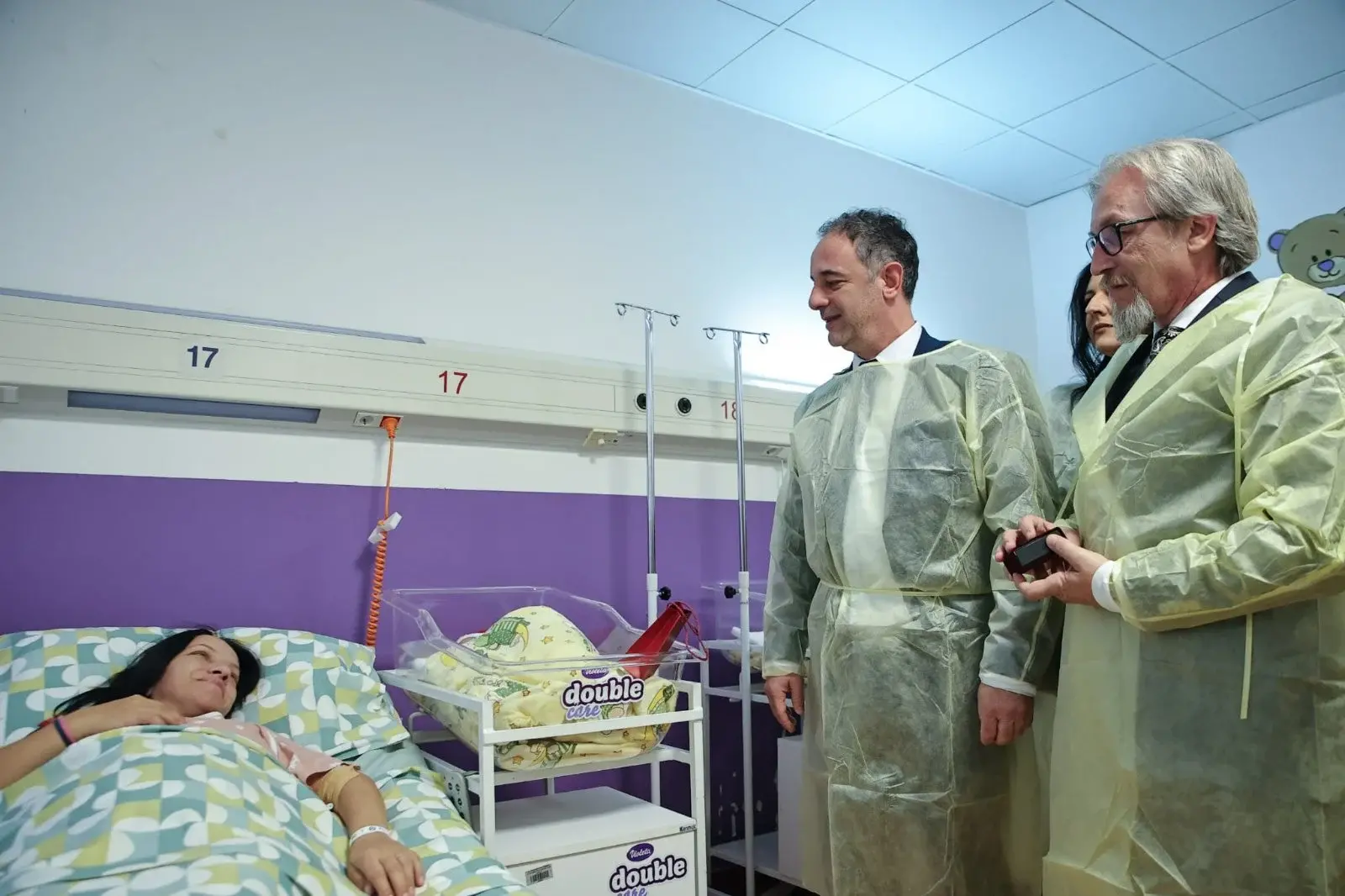 Министерот Алиу во традиционална новогодишна посета на првите новороденчиња во 2026 година