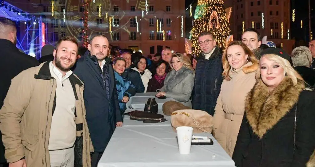 Мицкоски заедно со граѓаните на плоштад „Македонија“, на дочек на Новата година
