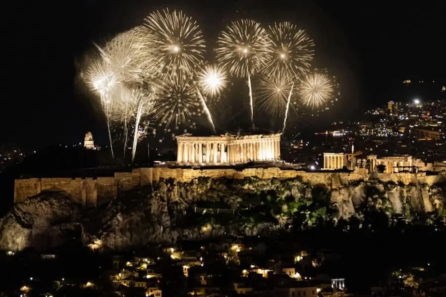 Видео: Со огномет и шоу со дронови Атина ја дочека новата година