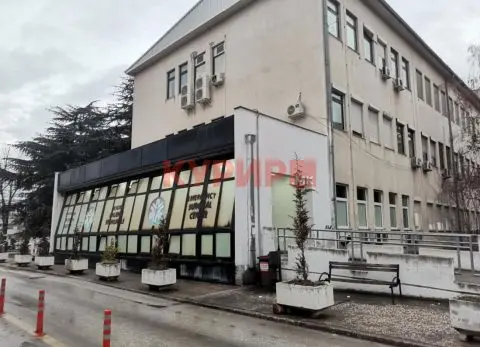 Пијан скопјанец паднал од трговски центар: со тешки повреди е пренесен во болница