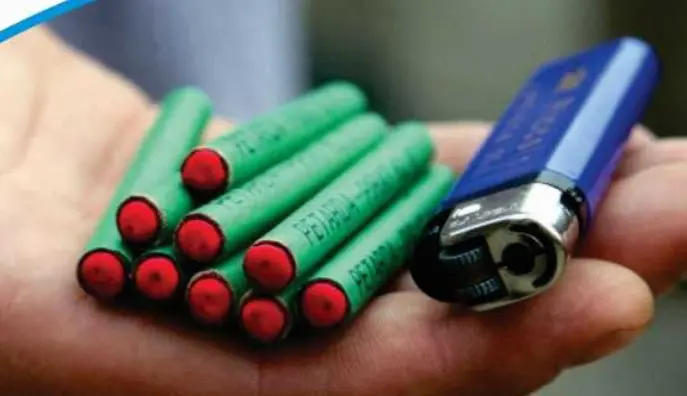 На 12-годишник му пукнала петарда во рака во парк во Аеродром, сакал да ја турне за да не му падне на глава!