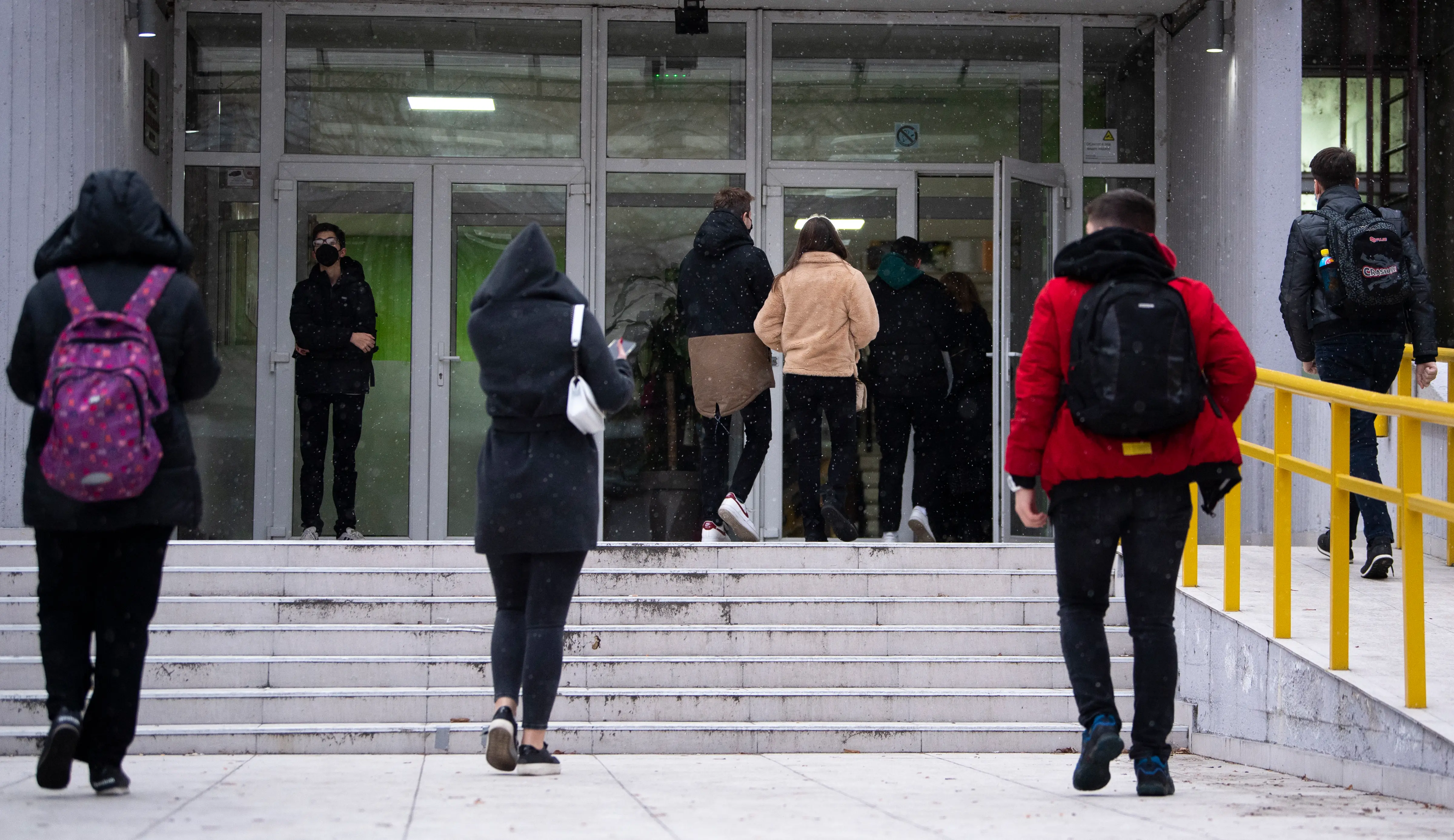 Живееме подолго, но сме помалубројни: повеќе умрени од родени, сè помалку бракови, сè повеќе разводи