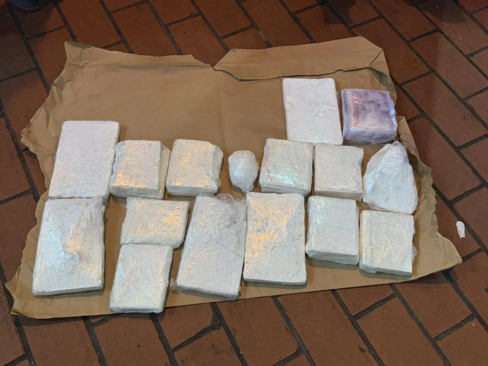 ВИДЕО: Десет килограми кокаин откриени во автомобил во Горно Количани, уапсен возачот