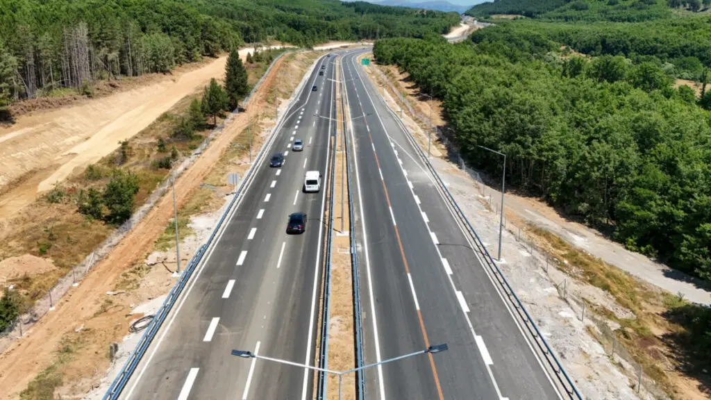 Николоски: Македонски експерти работат на стабилизација на свлечиштата и косините на автопатот Охрид-Кичево, вистински инженерски потфат