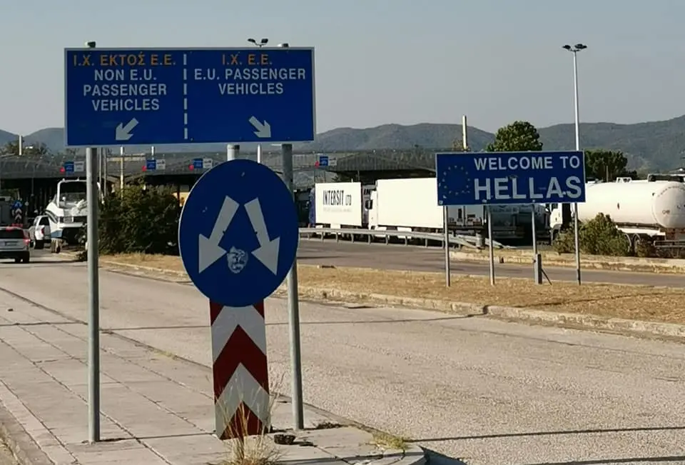 Слаб снег провејува на Попова Шапка, сообраќајот на државните патишта се одвива непречено