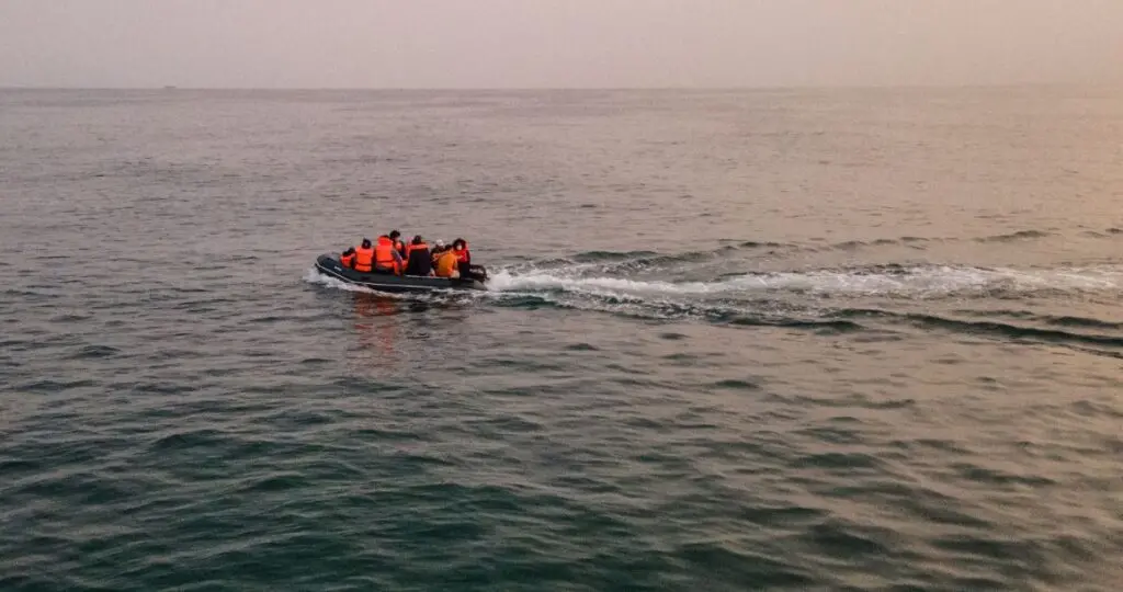 Еден загинат, тројца се водат како исчезнати откако брод со мигранти потона во Грција