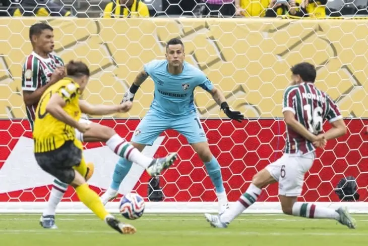 Рекордерот ја продолжува својата фудбалска кариера