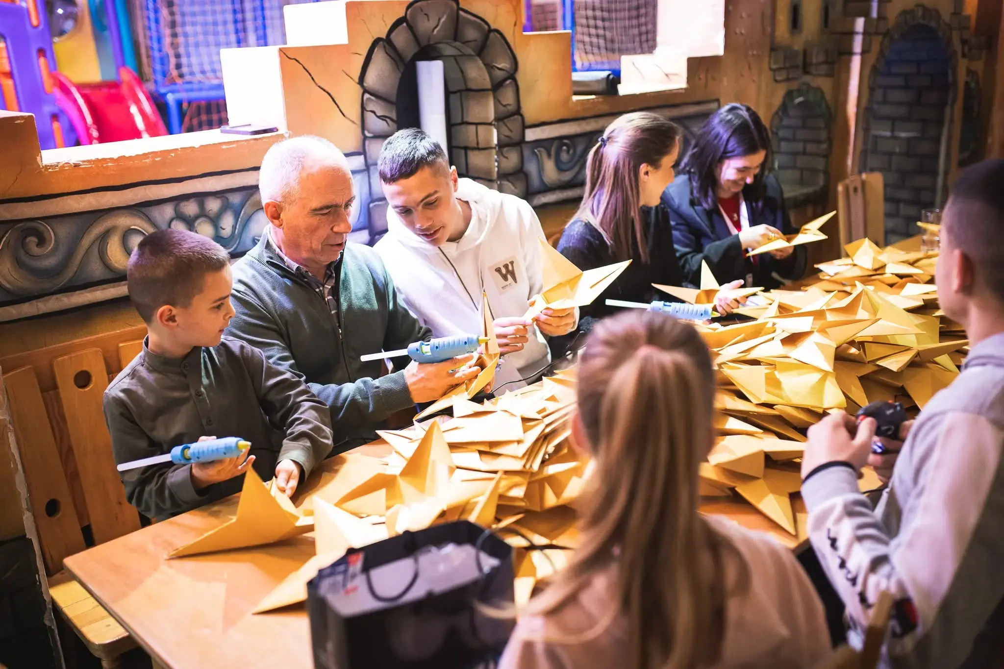 Битола се подготвува за Бадник: Коњановски учествуваше во изработката на ѕвездите