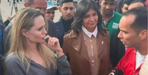 🎥 АНЏЕЛИНА ЏОЛИ ПАКУВАШЕ ХУМАНИТАРНИ ПАКЕТИ ВО РАФА Актерката направи увид во работата на Црвената полумесечина