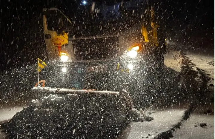 ВРНЕ СНЕГ: Тешко проодни патиштата нив Македонија, граѓаните пријавуваат заглавени возила!