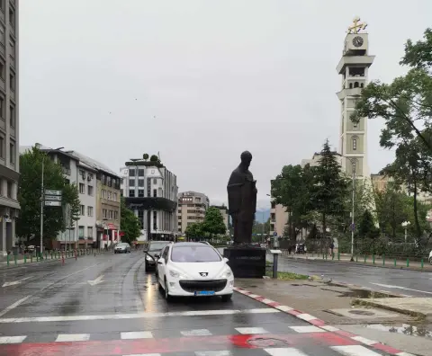 Променливо облачно време со локални врнежи од дожд и снег на планините