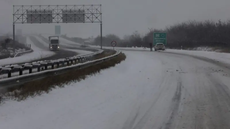Тешко проодни неколку патни правци, повеќе случаи на заглавени возила