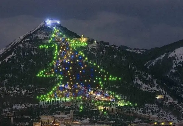 Голема колку 30 фудбалски терени: Најголемата новогодишна елка во светот осветлува гратче во Италија