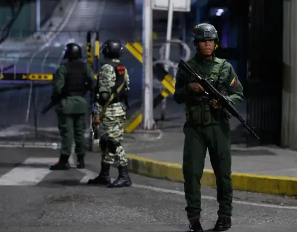 Колумбија испрати војници и тенкови на границата со Венецуела