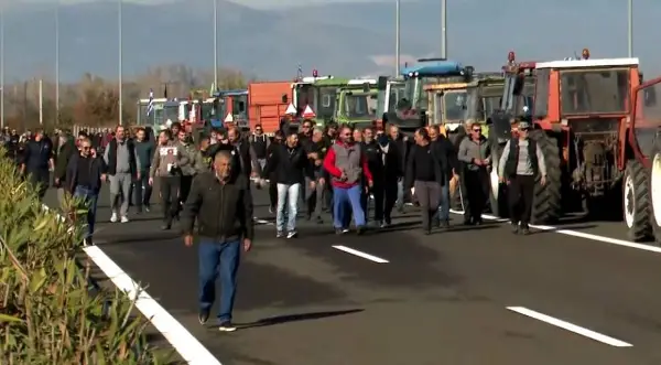 Грчките земјоделци продолжуваат со блокади на граничните премини