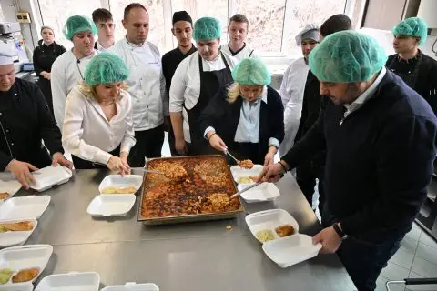 Орце, неговата сопруга и сопругата на премиерот готвеа за бездомните лица во Скопје