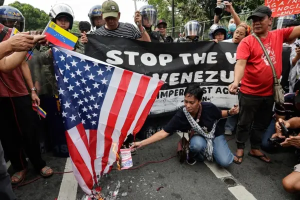 ПРОТЕСТИ НИЗ СВЕТОТ: Илјадници луѓе излегоа на демонстрации против нападот на САД врз Венецуела и апсењето на Мадуро