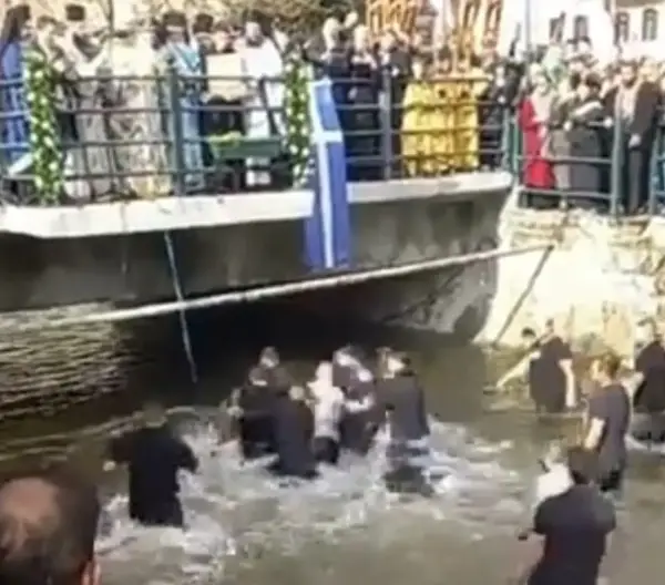 ВИДЕО: Фрлање на крстот во Лерин донесе буткање и тепање