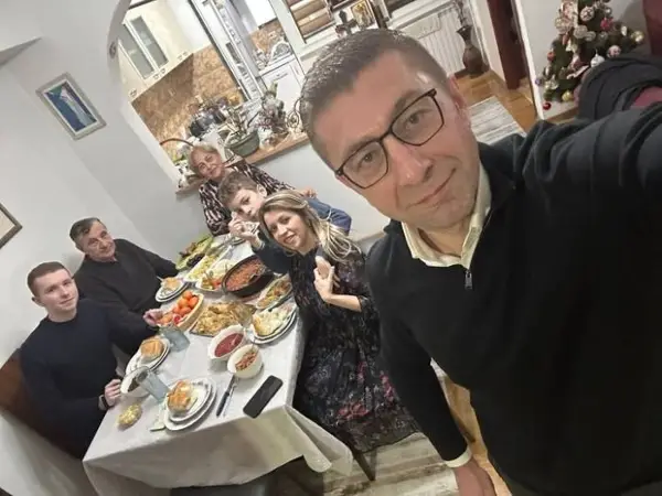 Бадник во домот на премиерот Мицкоски – паричката кај синот Антониј