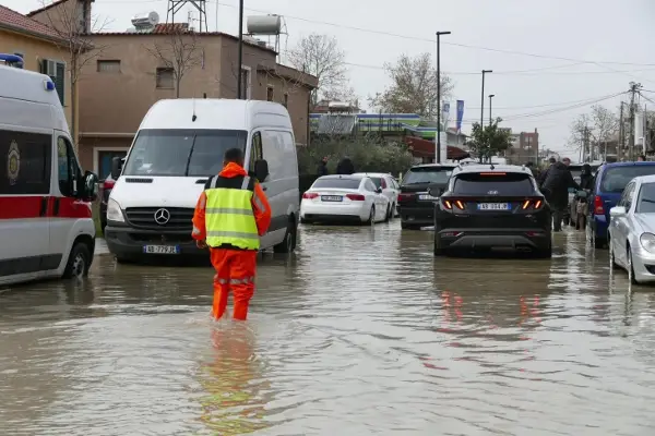 Венгу: Во Драч поплавени 800 домови, евакуирани 180 жители, опасноста не е помината