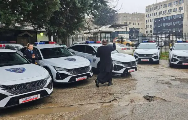 МВР отвори постапка по фотографиите со попот и осветувањето на полициските возила