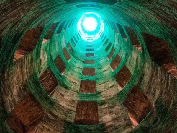 Пат до бездна... или барем до чистилиштето: бунарот „Свети Патрик“ низ кој би избегал папата во случај на опасност